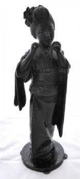 Bronzestatue einer Geisha - Geuriusai Seya Bronzestatue einer Geisha - Geuriusai Seya