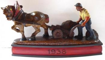 Mann mit Pferd beim Pflügen Mann mit Pferd beim Pflügen